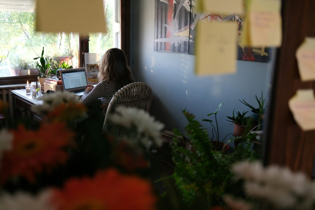 Mujer trabajando con ansiedad y autoexigencia