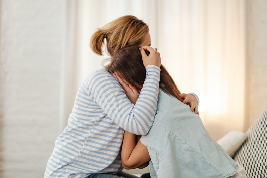 Familia acompañando la desregulación emocional en adolescentes