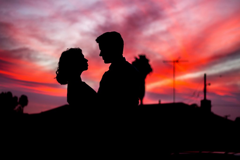 Pareja al atardecer como representación de la idealización y el rechazo en las relaciones