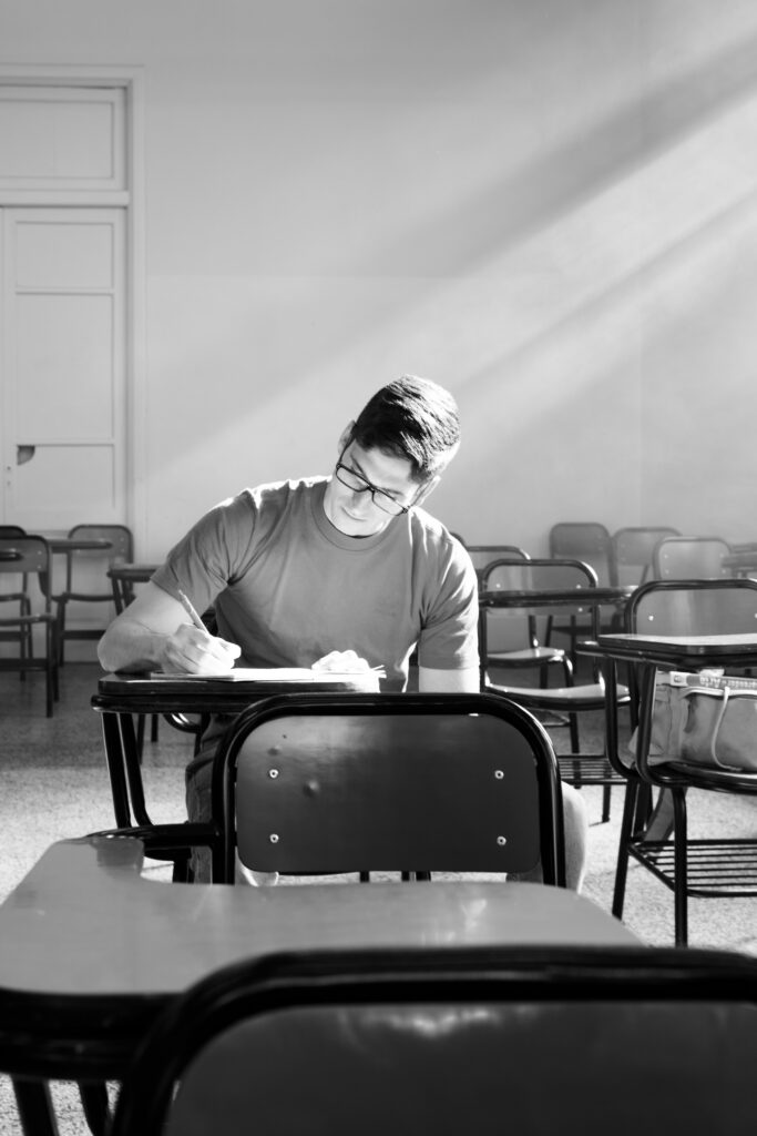 Adolescente que no quiere ir al instituto hablando con su familia