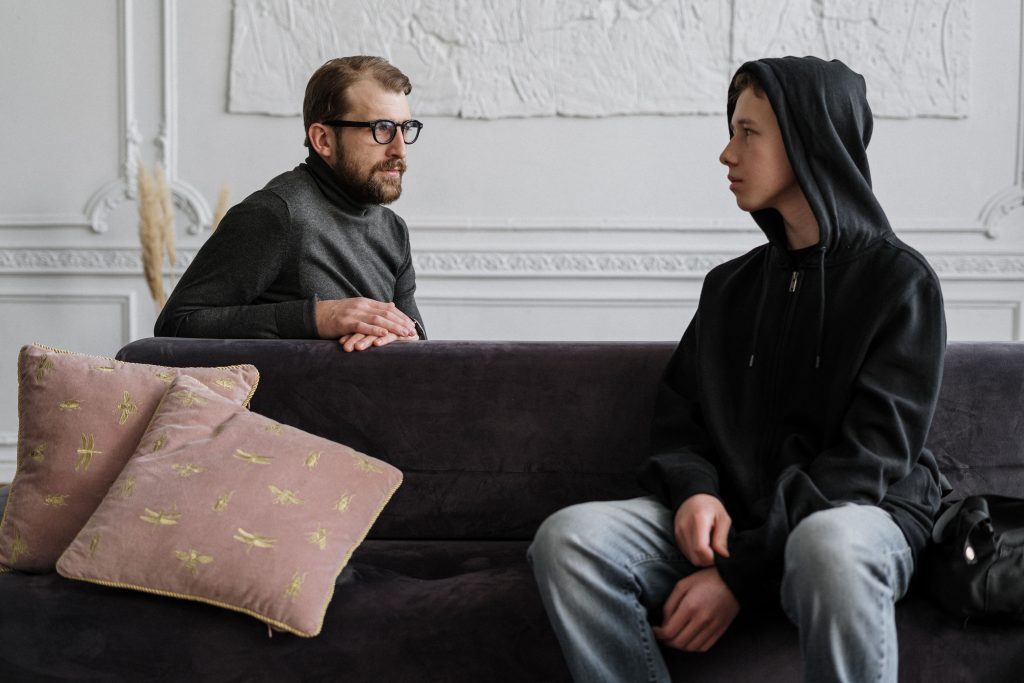 Padres hablando con su hijo sobre cómo poner límites a un adolescente